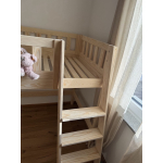 Naturbelassenes Loftbett